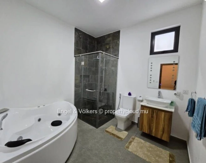 Charming 3-Bedroom House for Rent in Calodyne – Private Pool, Office Space & Close to the Sea