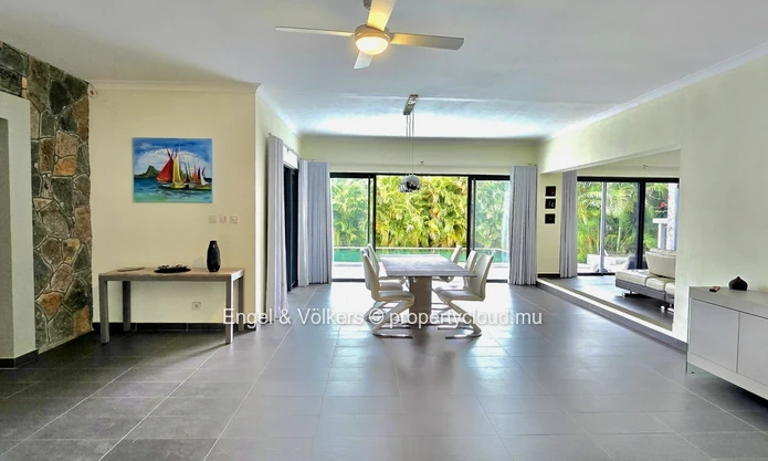 Exceptional 4-Bedroom Villa on a large Landscaped Garden