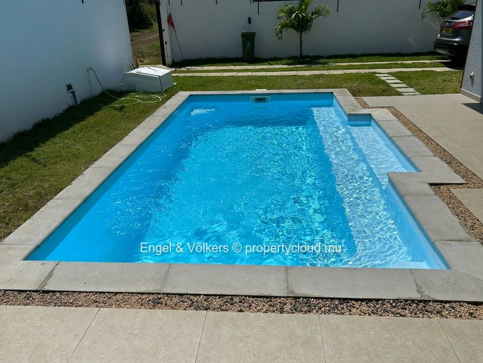 Charming 3-Bedroom House for Rent in Calodyne – Private Pool, Office Space & Close to the Sea