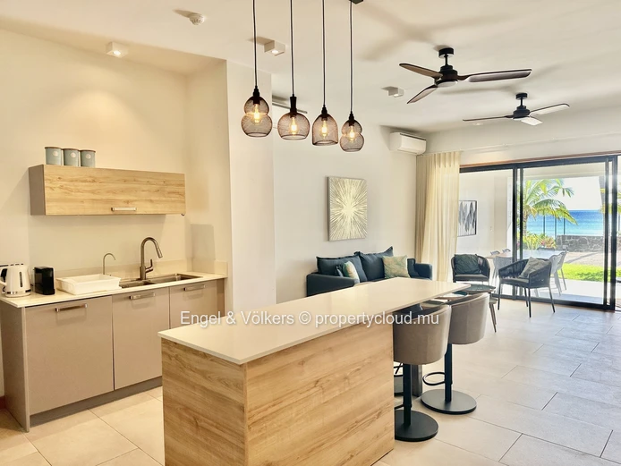 Modern & Convenient Beachfront Apartment