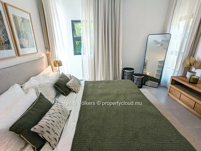 Ocean Serenity: Luxurious Sea Front Apartment