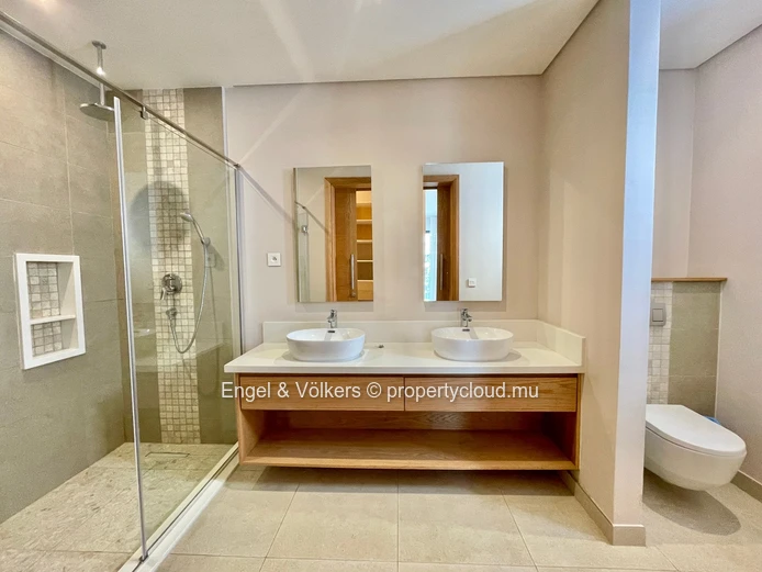 Contemporary Penthouse with Exclusive Lift Access & Mountain Views