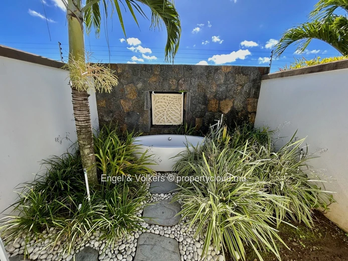 Exceptional Luxury Home for Sale – Secure Residence Near Amenities