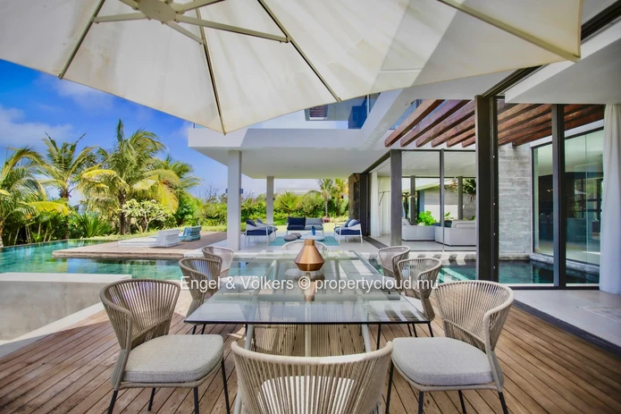 Refined Tropical Living in a Prestigious Golf Estate