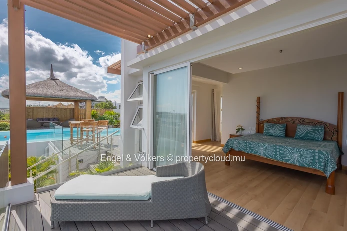 Marvellous 4-Bedroom Villa Near the Sea