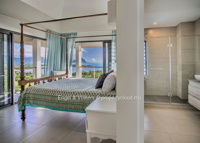 Luxurious Villa with Breathtaking Panoramic Sea Views