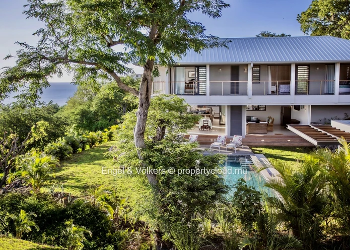 Luxurious Villa with Breathtaking Panoramic Sea Views