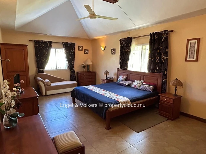 Charming and Spacious 5-Bedroom House for Rent – Large Plot, Private Pool & Peaceful Setting