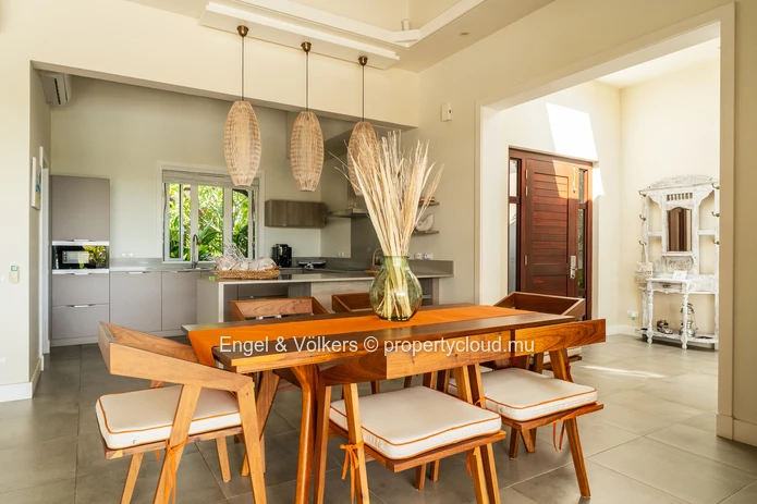 Contemporary Single Storey Villa with Sunset Views