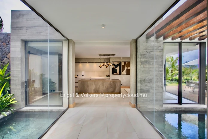 Refined Tropical Living in a Prestigious Golf Estate