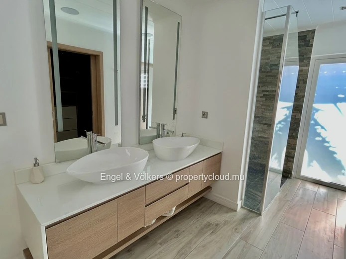 Exceptional Luxury Home for Sale – Secure Residence Near Amenities