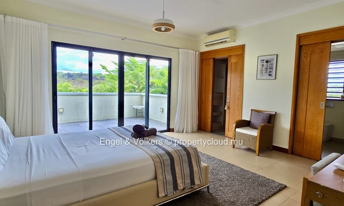 Exceptional 4-Bedroom Villa on a large Landscaped Garden