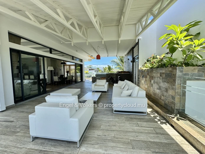 Magnificent 4-bedroom Penthouse, tastefully decorated and furnished with care.