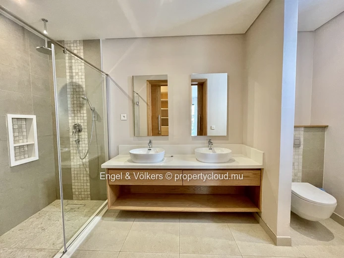 Private-Lift Penthouse with Mountain Views
