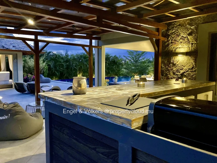 Exceptional 4-Bedroom Villa on a large Landscaped Garden
