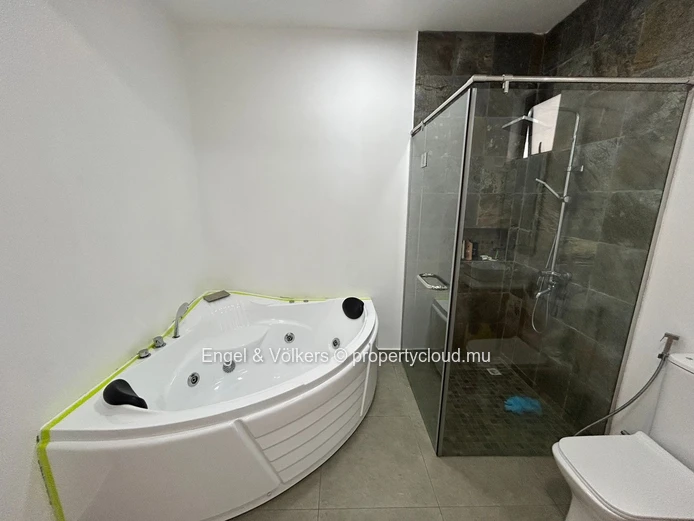 Charming 3-Bedroom House for Rent in Calodyne – Private Pool, Office Space & Close to the Sea