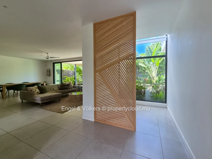 Stylish West Coast Villa Close to Beaches & Amenities
