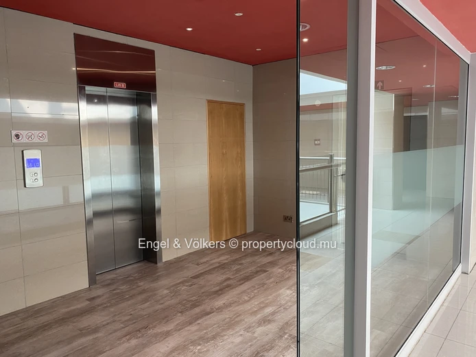 Stylish Top-Floor 3-Bedroom Apartment in La Croisette with Rooftop Pool Access