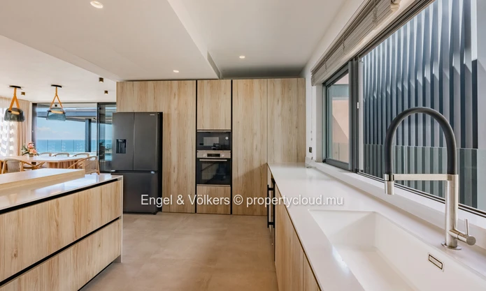 Prestigious West Coast Penthouse with Breath-taking 180° Sea Views
