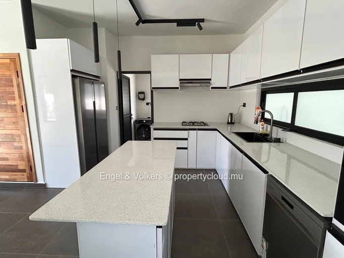 Modern 4-Bedroom House for Rent in Cap Malheureux – Private Pool & Rooftop Terrace