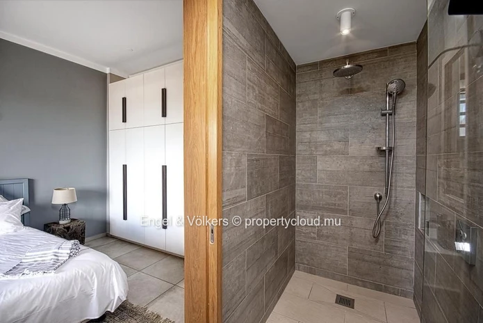 Modern Apartment with Sea View & Rooftop Pool
