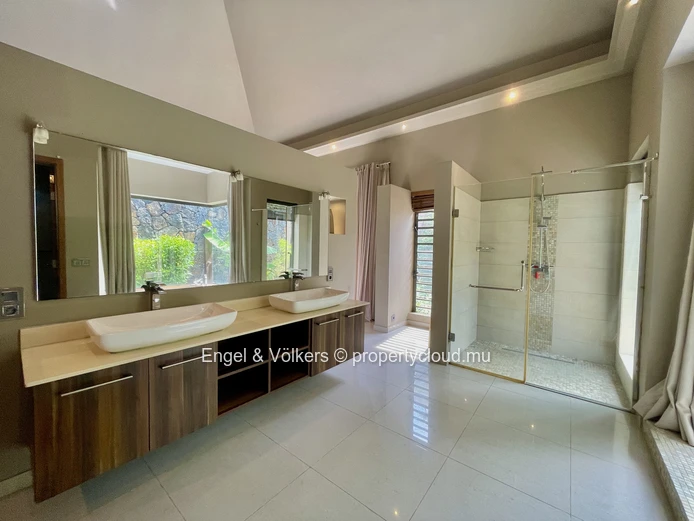 5-Bedrooms Modern Tropical & Balinese-Inspired Villa in Prime Grand Baie Location