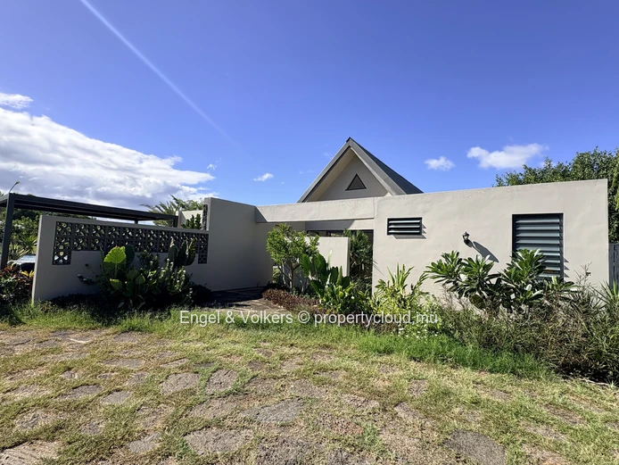 FOR RENT - Contemporary Villa in Tamarin