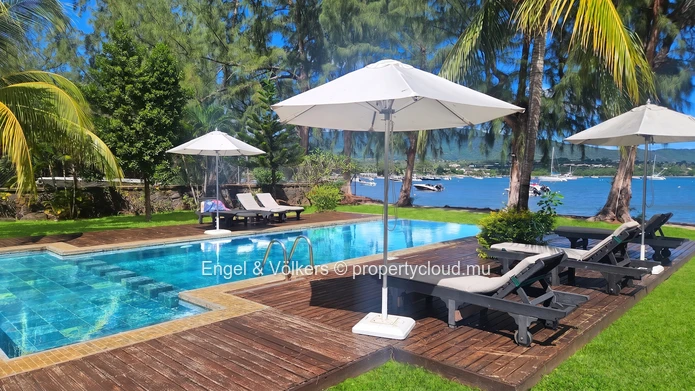 Elegant 3-Bedroom Beachfront Apartment with sea view