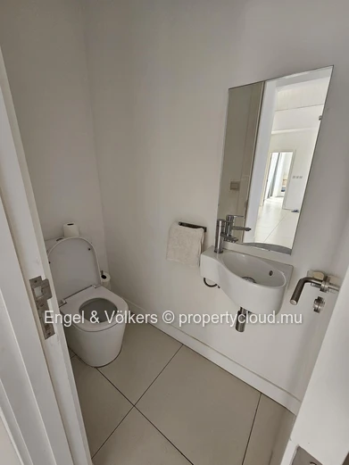 Luxurious 3-Bedroom Penthouse with Marina Views – For Rent in Black River