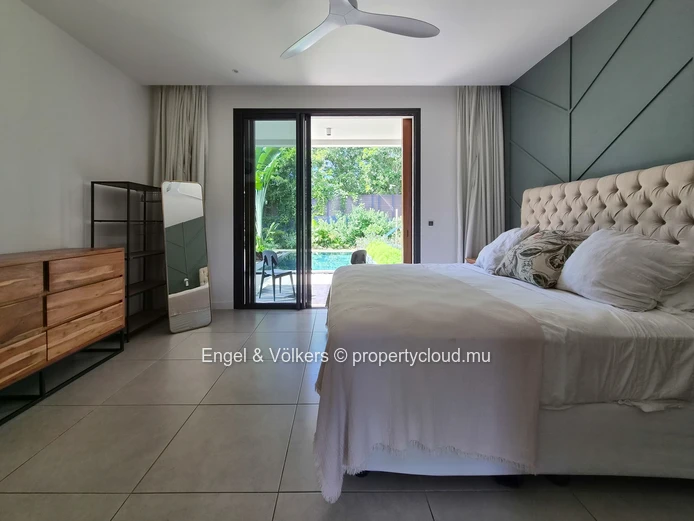 Stylish West Coast Villa Close to Beaches & Amenities