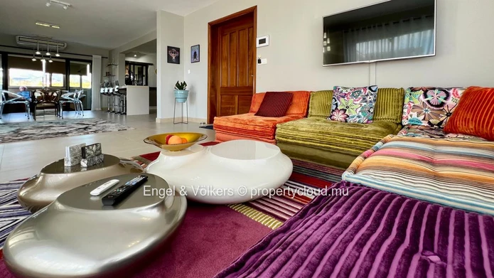 Sophisticated 232 m² Penthouse with Roche Bobois Furnishings for sale