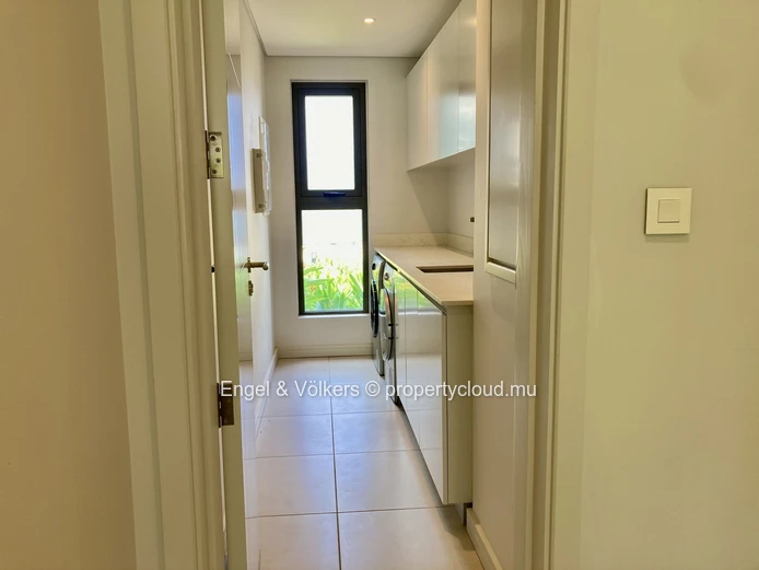 Exquisite Ground-Floor Apartment Steps from the Beach