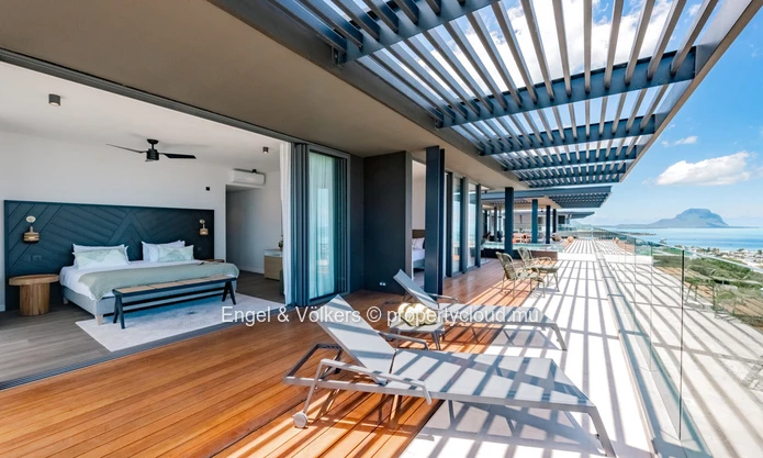 Prestigious West Coast Penthouse with Breath-taking 180° Sea Views