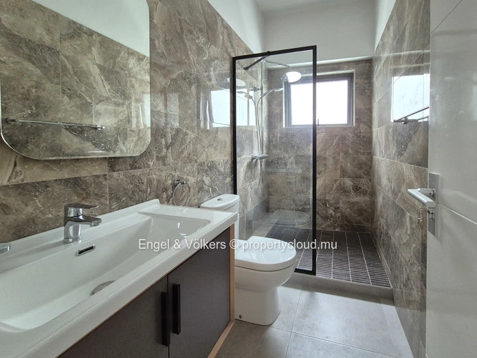 Modern first floor apartment for long term rent