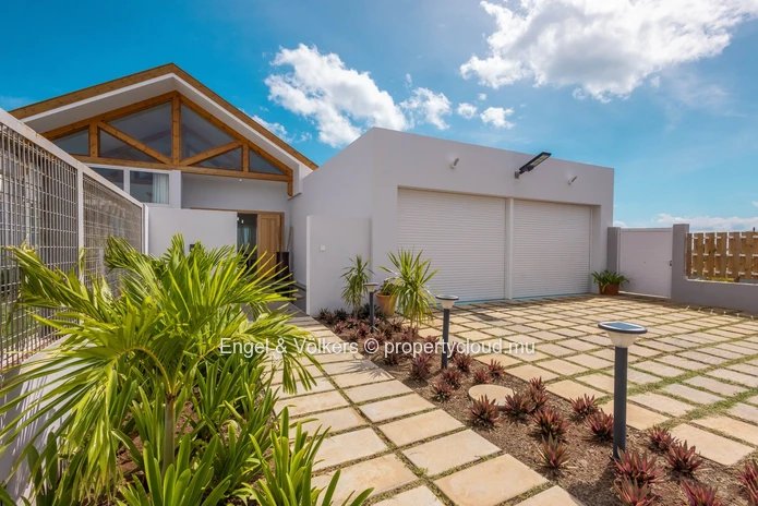 Marvellous 4-Bedroom Villa Near the Sea