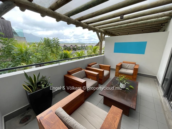 Stunning 2-Bedroom Apartment with views of the marina and mountains - Excellent Rental Investment