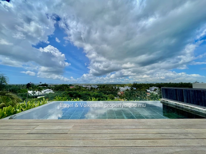 Elegant Coastal Apartment with Rooftop Pool & Sea Views
