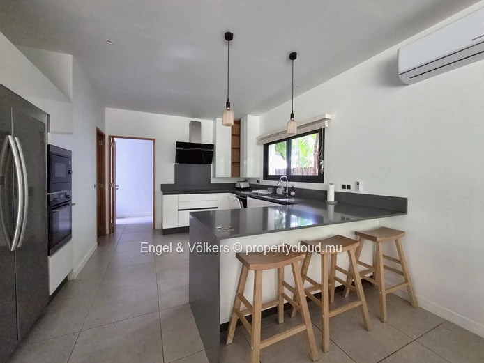 Stylish West Coast Villa Close to Beaches & Amenities