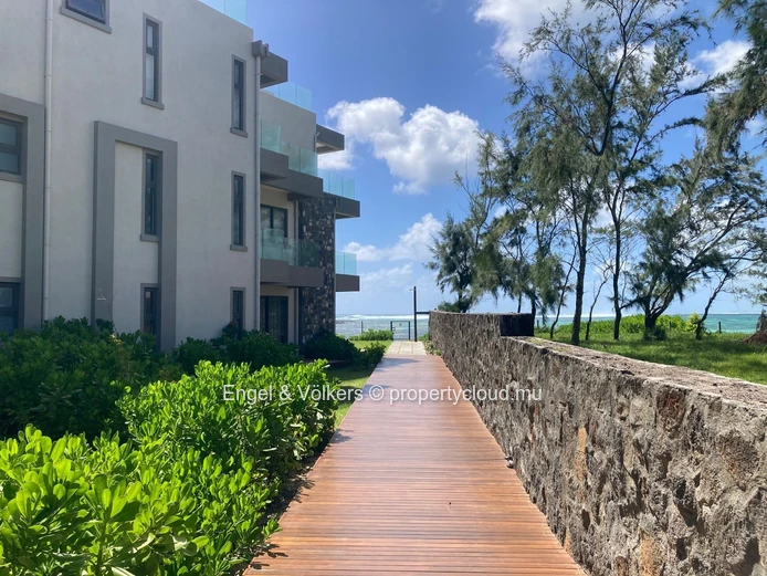 Beautiful Ground Floor Beachfront Apartment