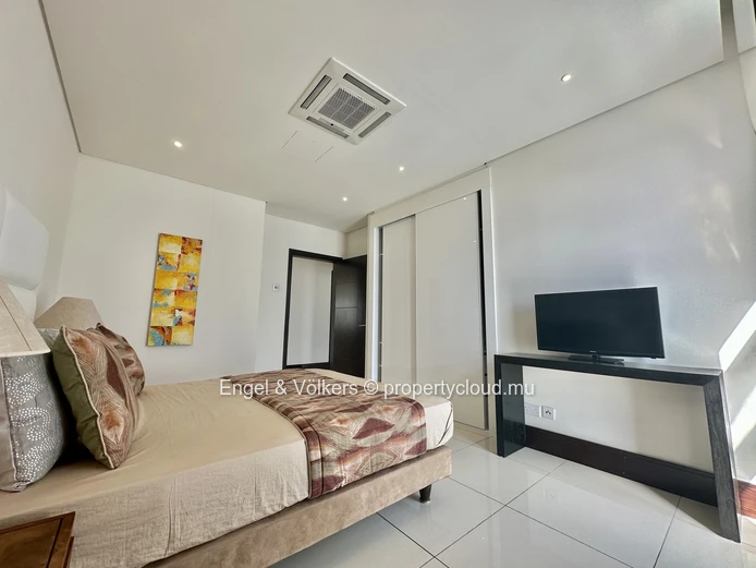 Stylish Top-Floor 3-Bedroom Apartment in La Croisette with Rooftop Pool Access