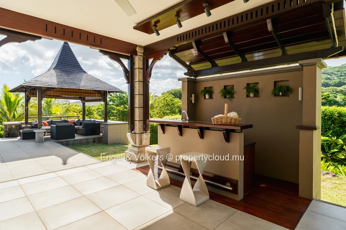 Contemporary Single Storey Villa with Sunset Views