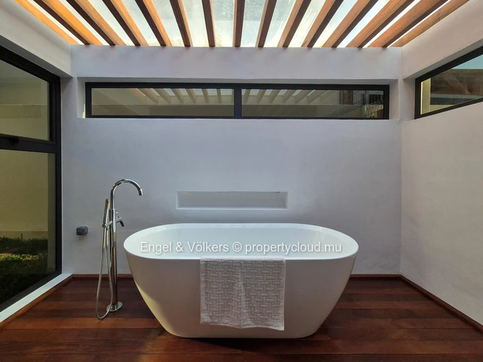 Contemporary 3 bedroom Villa for long term rent in Tamarin