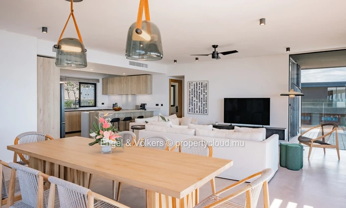Prestigious West Coast Penthouse with Breath-taking 180° Sea Views