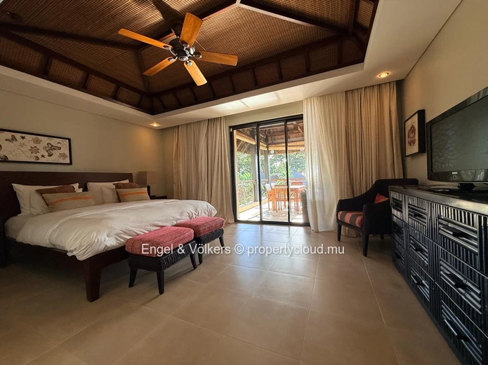 Elegant Lagoon View Apartment at Anahita