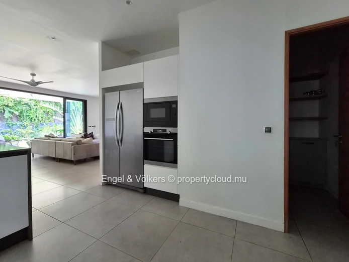 Stylish West Coast Villa Close to Beaches & Amenities