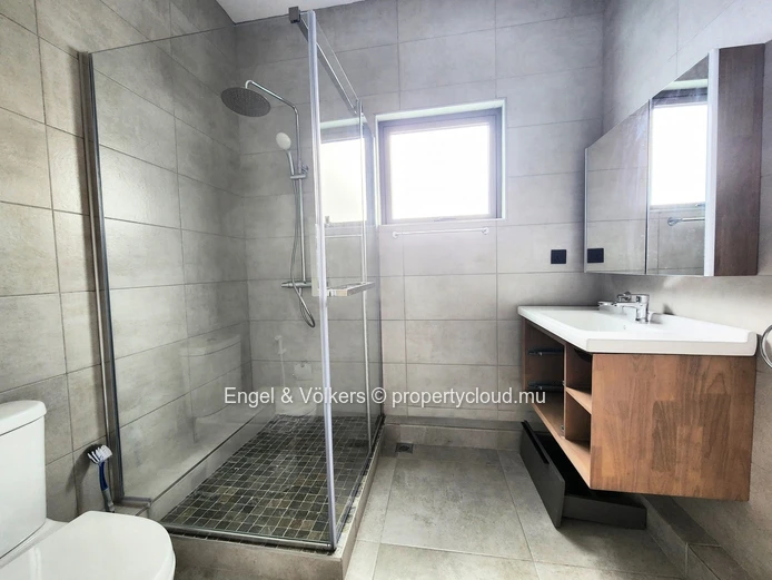Spacious 3 bedroom apartment with communal pool