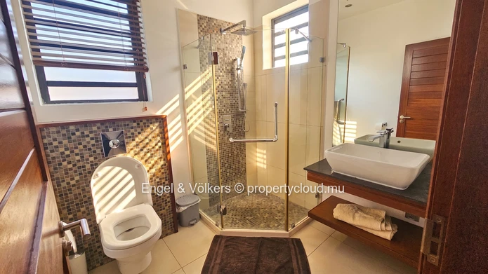 Elegant 3-Bedroom Beachfront Apartment with sea view