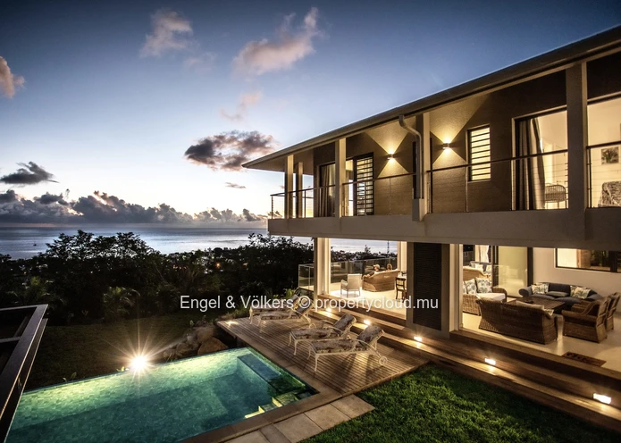 Luxurious Villa with Breathtaking Panoramic Sea Views