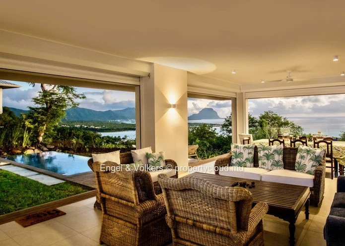 Luxurious Villa with Breathtaking Panoramic Sea Views