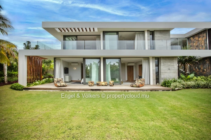 Refined Tropical Living in a Prestigious Golf Estate